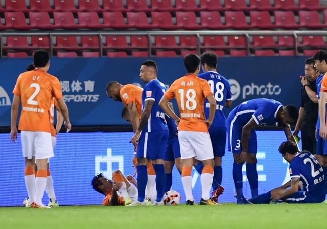 由黄斌担任制片人、章笛沙执导，改编自八月长安同名小说的电影《最好的我们》今日曝光;耿耿于怀版预告，片中耿耿余淮即将面临高三毕业，两人面对与彼此、与同学以及与老师之间的分离流露出浓浓的不舍